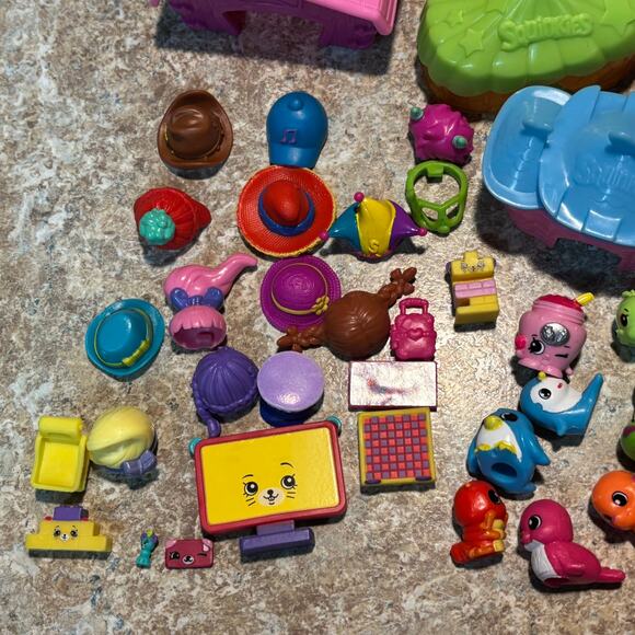 Squinkie Do Drops 80 Piece Lot Mini Figures Helicopter Club House Booklet Toys - Picture 10 of 11